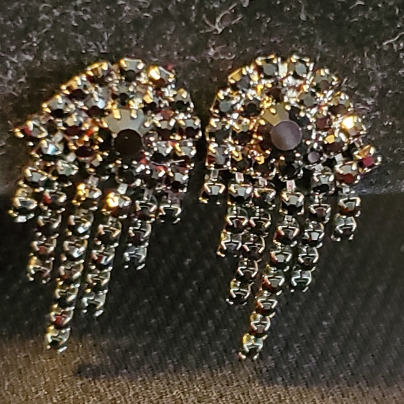 Vintage gunmetal clip-on earrings with black rhinestones - Picture 13 of 13